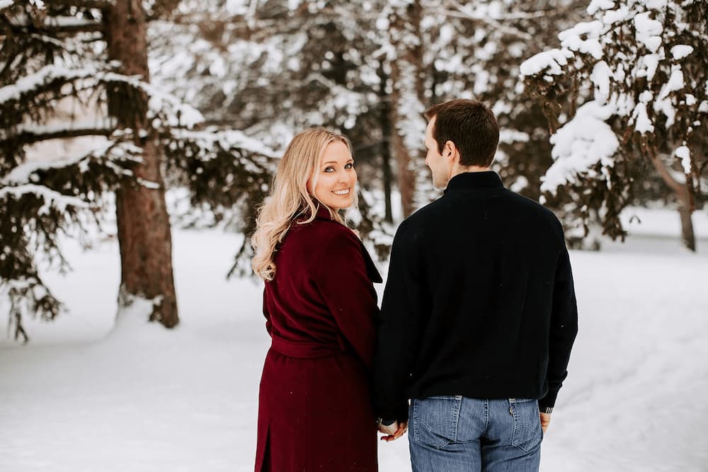 engagments photos in the snow